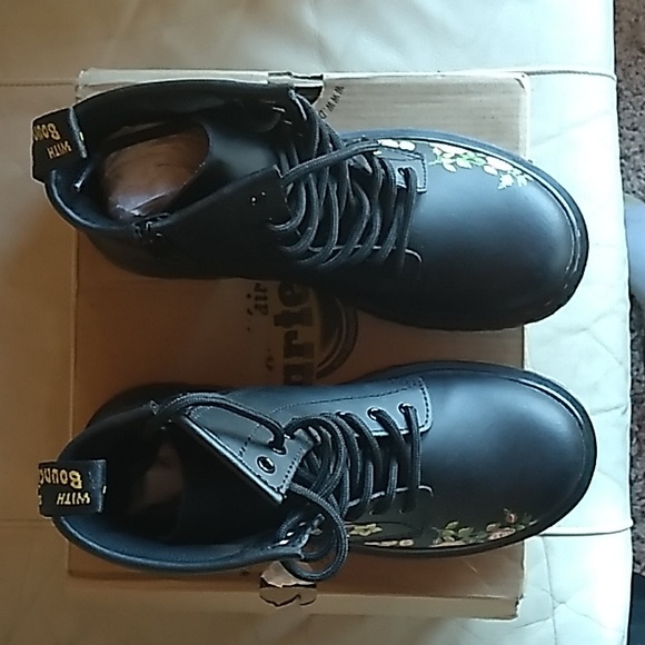 NIB Women's Dr. MARTENS Air Wair black FLORAL Bloom K Hydro boots size 5 - Picture 7 of 10